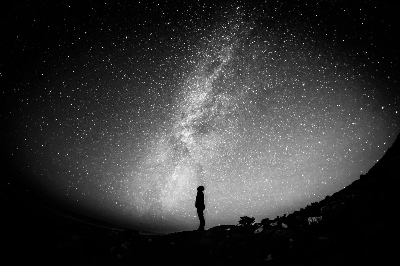 figura humana olhando o céu estrelado - espaço - universo - So por Jesus