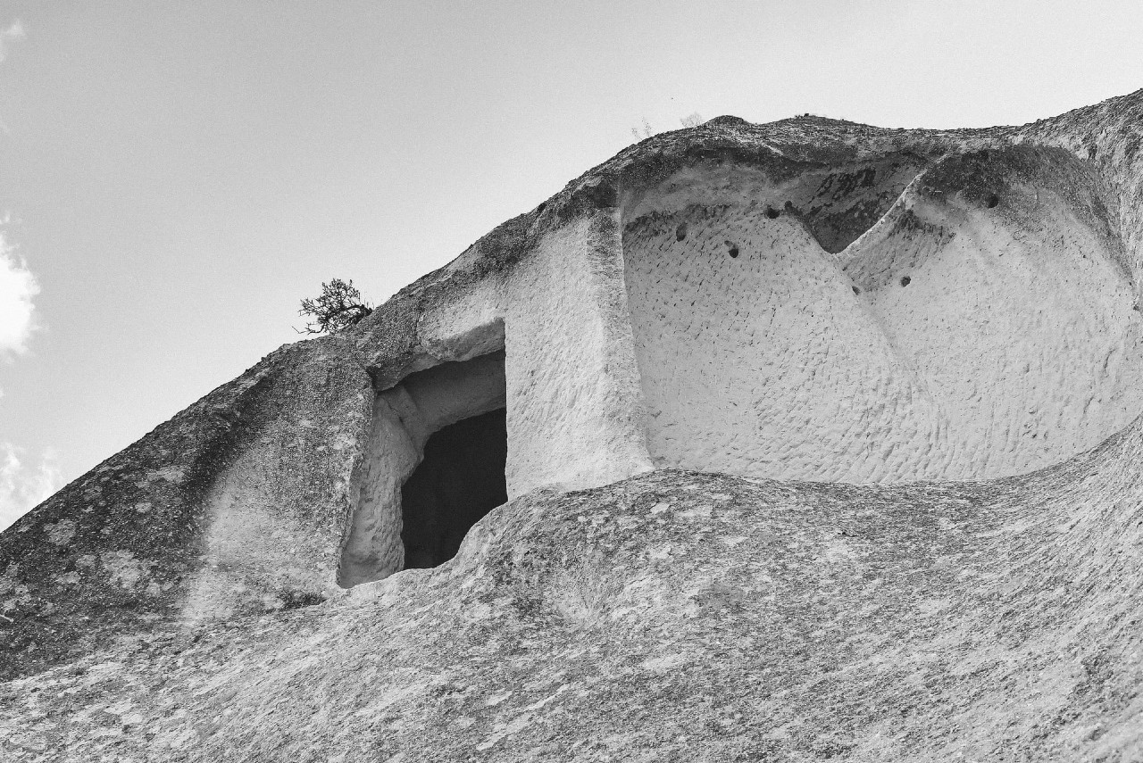 túmulo vazio - cave na rocha - So por Jesus