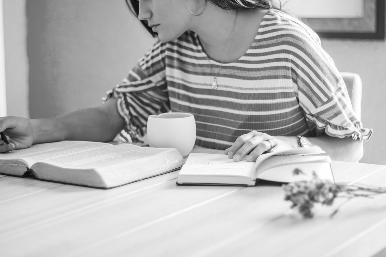 Mulher a estudar a Biblia - So por Jesus