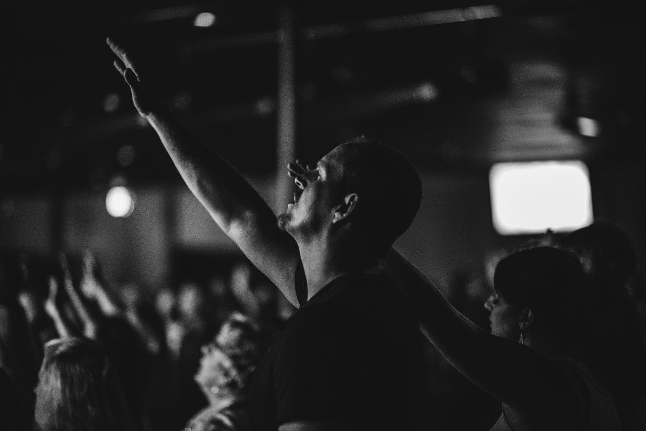 Pessoas a cultuar a Deus na Igreja - So por Jesus