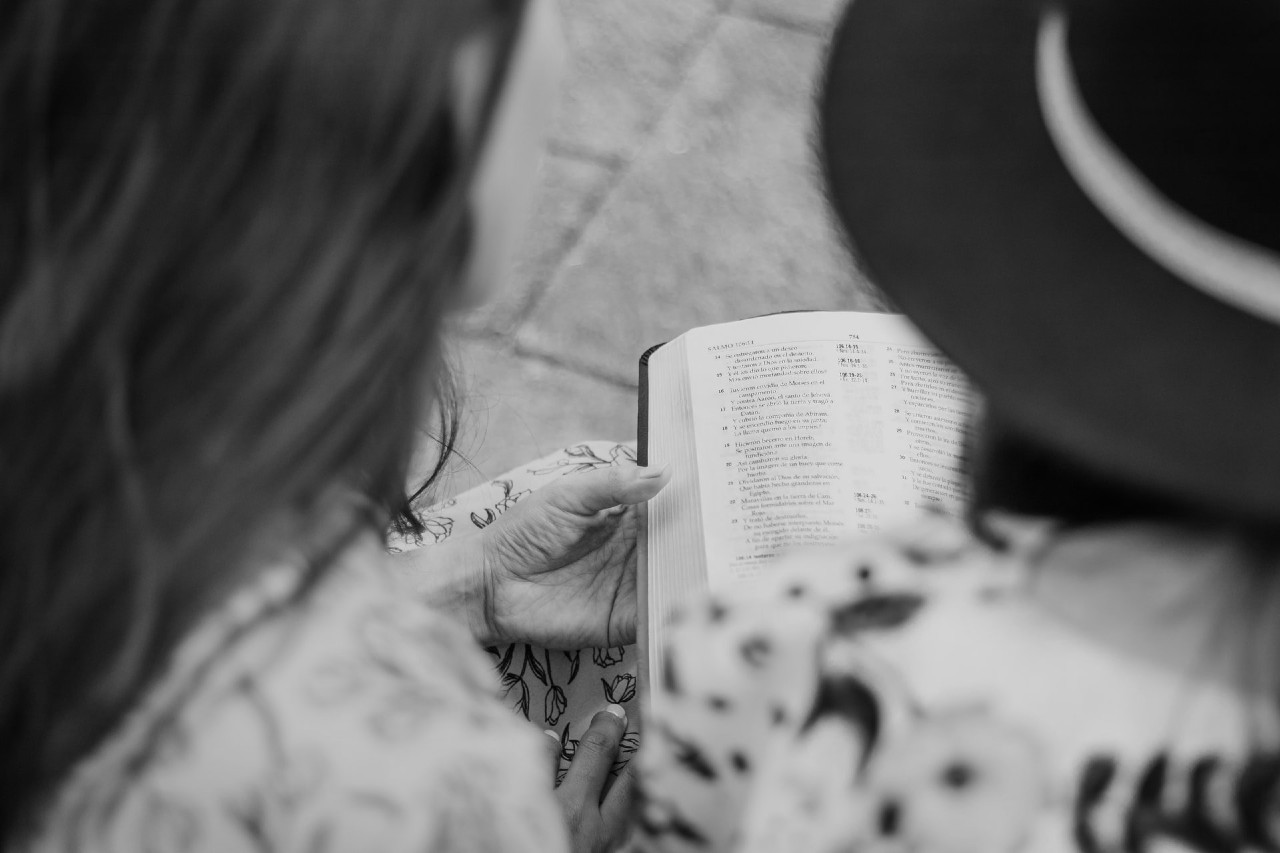 Pessoas a ler a Biblia - So por Jesus