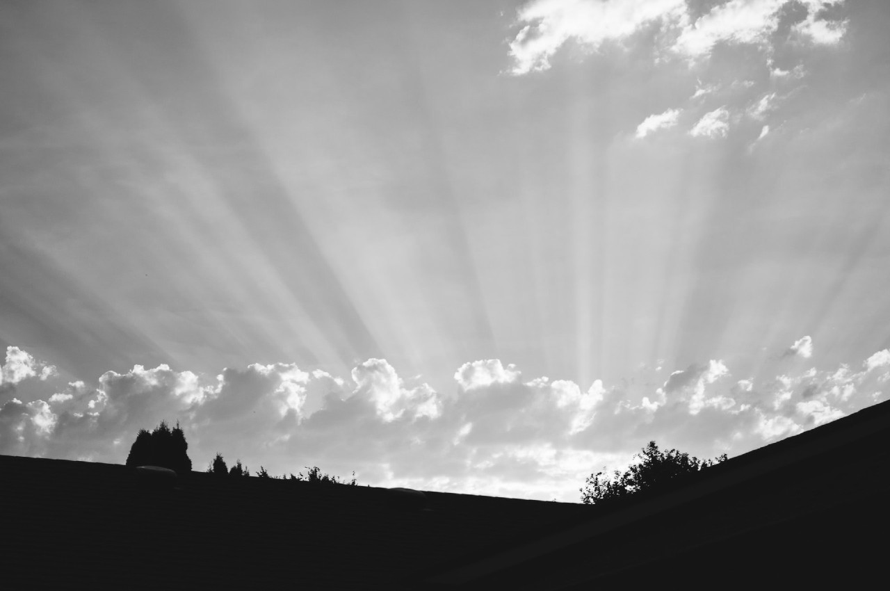 Luz atraves das nuvens - So por Jesus